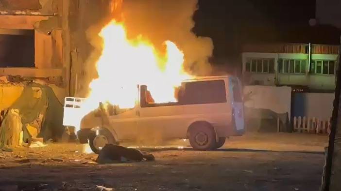 Malatya’da minibüs alev alev yandı