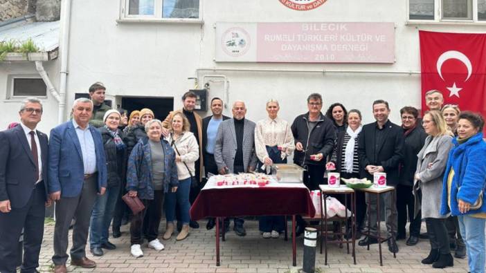 Berat Kandili'nde yüzlerce helva dağıtıldı