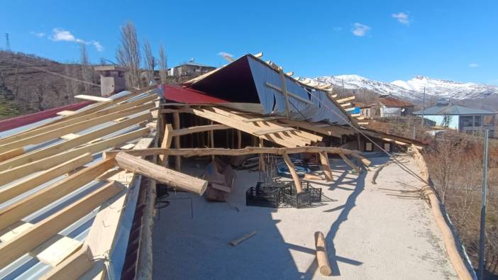 Hakkari'de etkili olan fırtına ev ve ahırın çatısını uçurdu