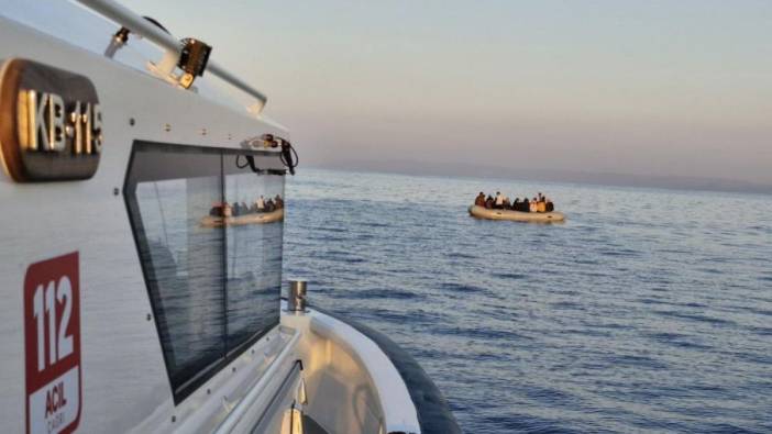 Ayvalık açıklarında 20 göçmen kurtarılarak kıyıya getirildi
