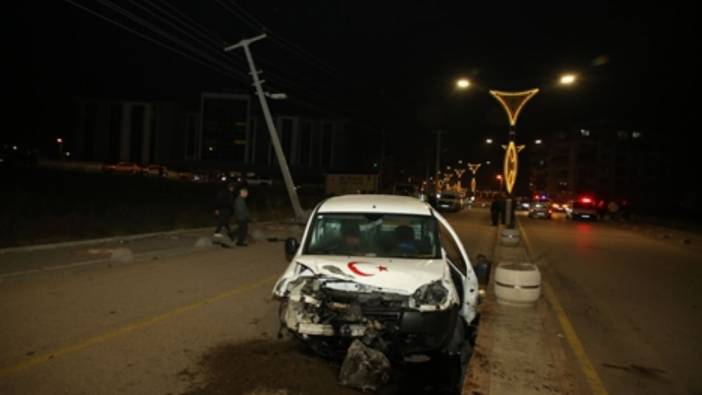 Edirne'de hafif ticari araç elektrik direğine çarptı 'Yaralılar var'