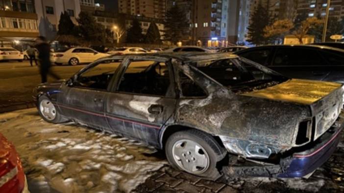 Kayseri'de park halindeki otomobil alev alev yandı