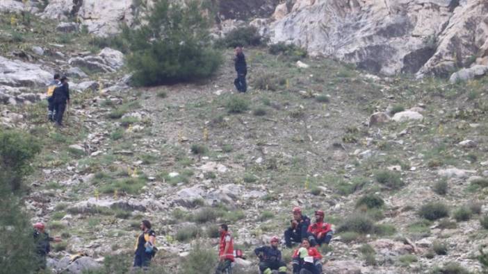 Cep telefonuyla konuşurken kayalıklardan düştü