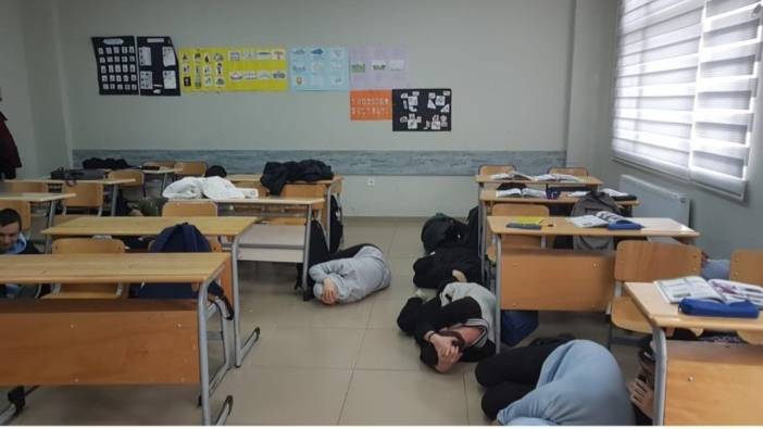 Kırklareli'nde öğrencilere deprem tatbikatı eğitimi verildi