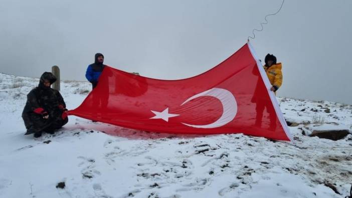 1610 metreye çıkarak Türk bayrağını değiştirdiler