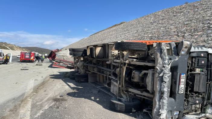 Balıkesir'de 2 tırın karıştığı kazada 1 kişi hayatını kaybetti