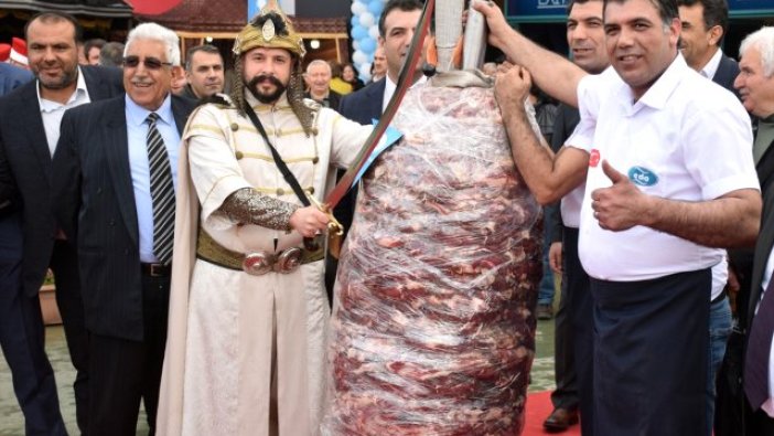 650 kilogramlık cağ kebabını vinçle taşıdılar