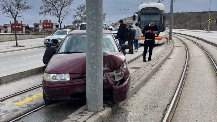 Eskişehir'de virajı alamayan otomobil tramvay yoluna girdi