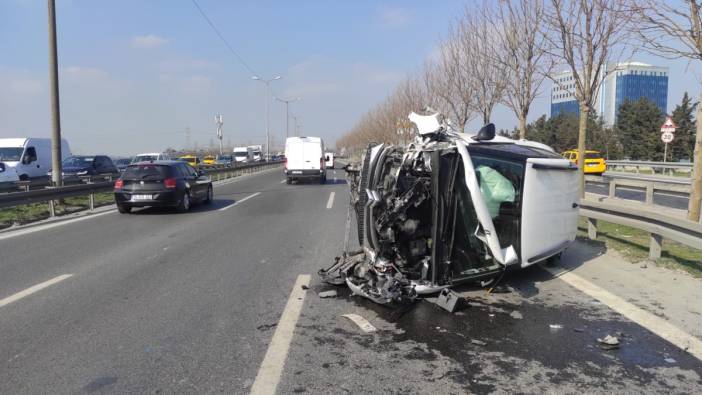 Telefona bakan sürücü bariyerlere çarparak takla attı