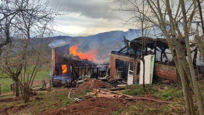 Kastamonu'da yangın '3 katlı ev küle döndü'