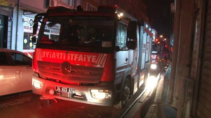 Fatih'te binanın çatısında yangın çıktı