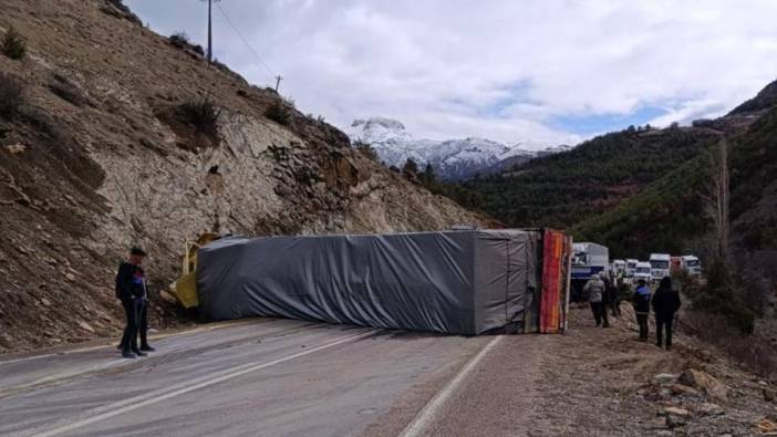 Kontrolden çıkan tır yan yattı '1 yaralı'