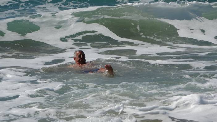 Antalya'da fırtınanın ardından turistler deniz sefası yaptı