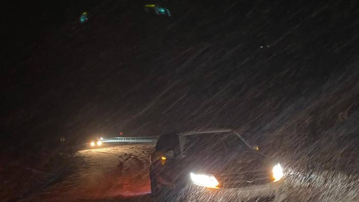 Yoğun kar yağışı nedeniyle sürücüler zor anlar yaşadı