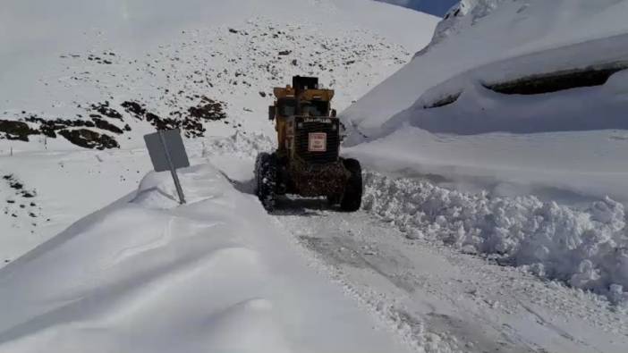 Hakkari'de karla mücadele aralıksız devam ediyor