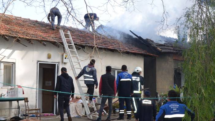 Antalya'da yangın '2 bina zarar gördü'