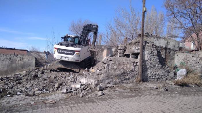 Kars'ta metruk binaların yıkımı devam ediyor