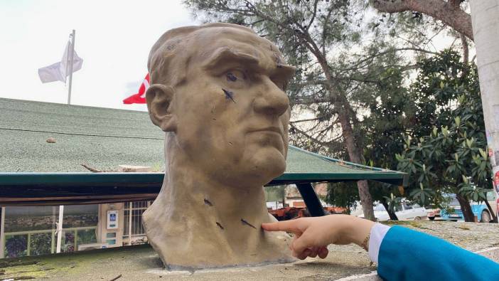 Elinde baltayla Atatürk büstüne saldırdı