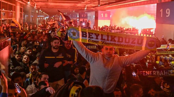 Fenerbahçe kafilesi İstanbul'a indi 'Taraftardan çoşkulu karşılama'