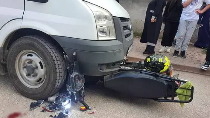 Polisten kaçan motosiklet kamyonetin altında kaldı '2 yaralı'