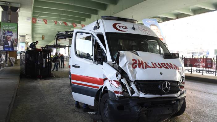 Şişli'de ambulans bir minibüsü devirdi '3 yaralı'