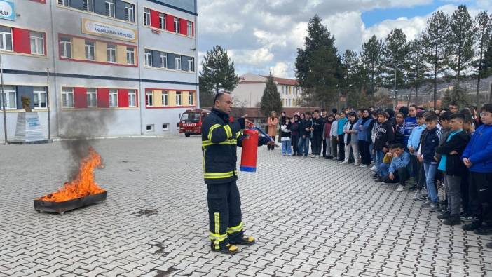 Ortaokul öğrencilerine deprem ve yangın tatbikatı