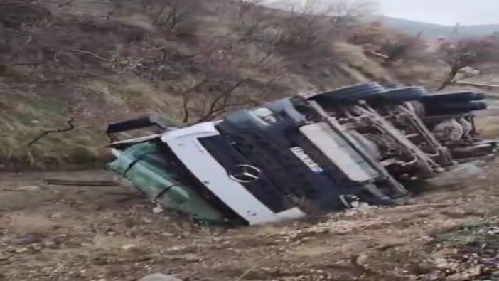 Elazığ'da aşırı yağış nedeniyle yol çöktü 'Beton mikseri devrildi'
