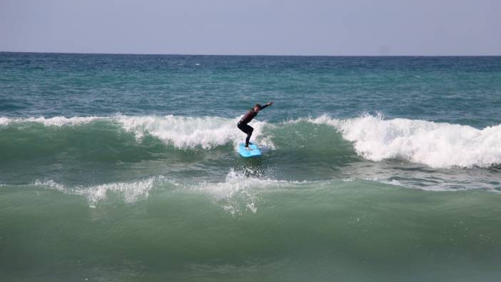 Alanya’da sörf tutkunları denize akın etti