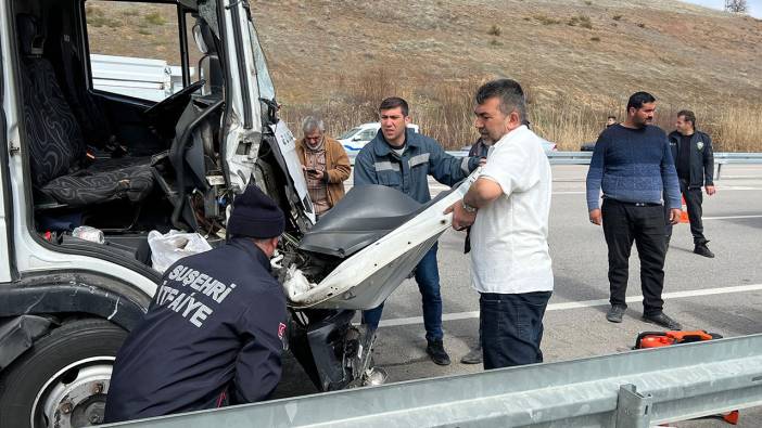 Sivas'ta TIR ile kamyon çarpıştı