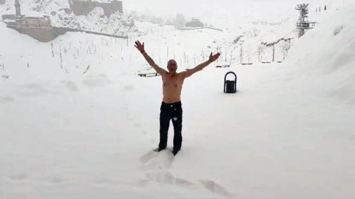 Soğuk havayı aldırmadan kar banyosu yaptı
