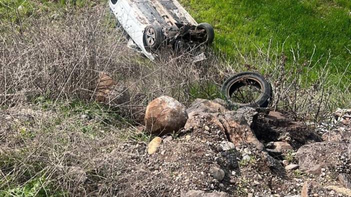 Diyarbakır'da otomobil şarampole yuvarlandı '2 yaralı'