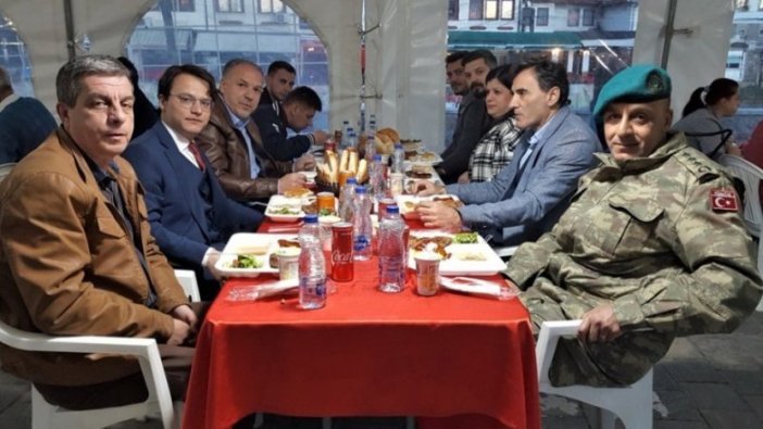 Türk askerinden Kosova'da iftar programı