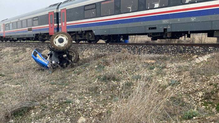 Yolcu tren traktöre çarptı '1 ağır yaralı'
