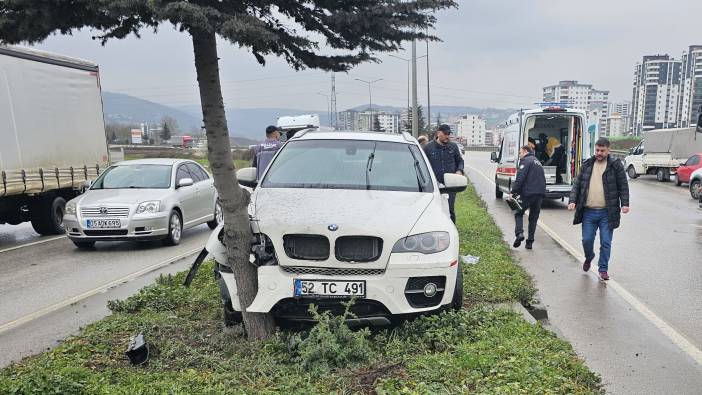Samsun’da otomobil ağaca çarptı