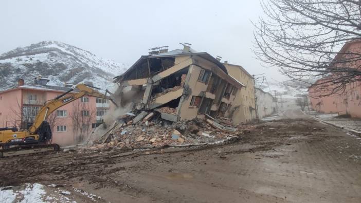 Tunceli'de hasarlı konutların yıkımına başlandı