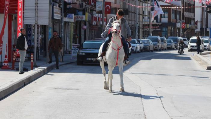 Konya'da caddede atıyla gezintiye çıktı