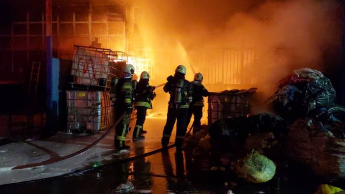Geri dönüşüm deposu yandı Yangın 5 işyerine sıçradı
