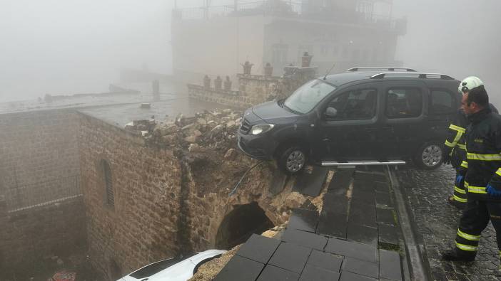 Mardin'de yağıştan yol çöktü 'Araçlara zarar verdi'