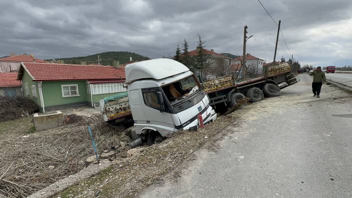 Afyonkarahisar’da TIR ile traktör çarpıştı