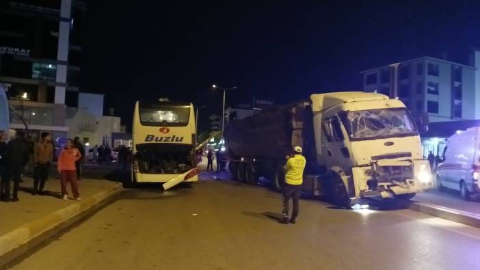 Antalya’da yolcu otobüsü ile kamyon çarpıştı