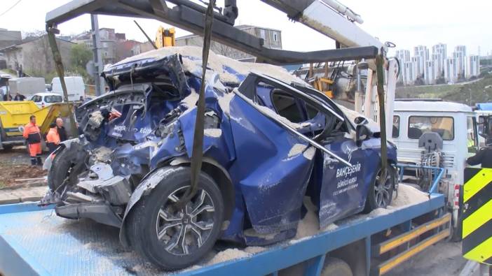 Başakşehir'de tuz yüklü kamyon otomobile çarptı '2 yaralı'