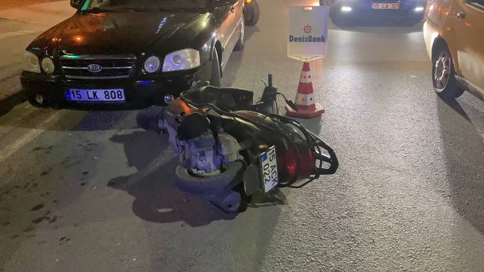 Otomobile çarpıp sürüklenen motosikletli genç ağır yaralandı