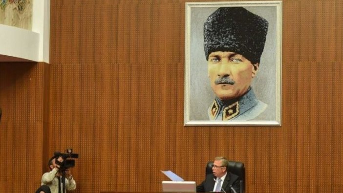 Mansur Yavaş, Meclis salonuna Atatürk fotoğrafı astırdı