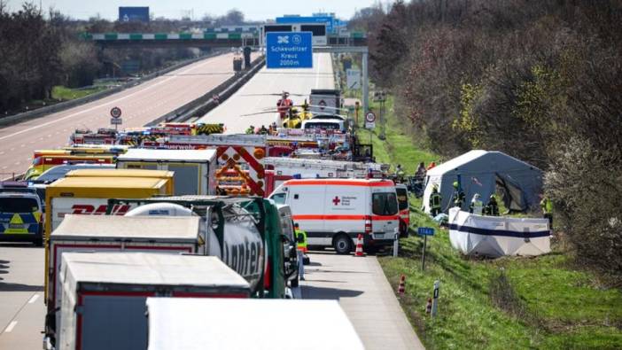 Almanya'da yolcu otobüsü devrildi '5 ölü'