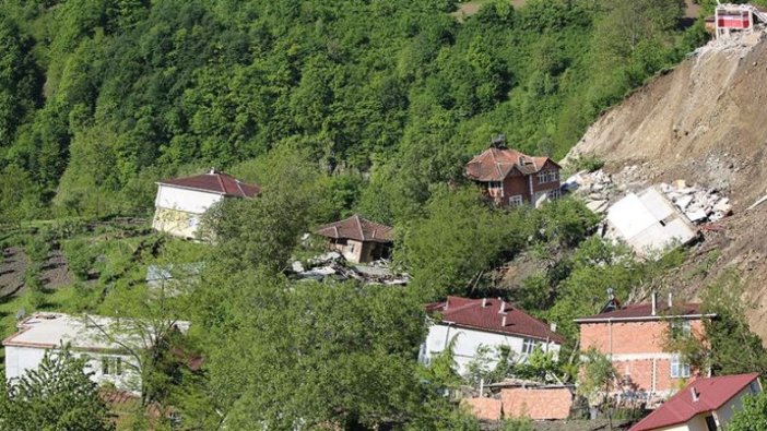 Ordu'da heyelanlı bölgedeki 15 ev yıkıldı