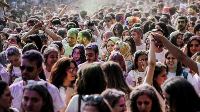 Türkiye'de nüfusun yüzde 15,8'ini gençler oluşturuyor