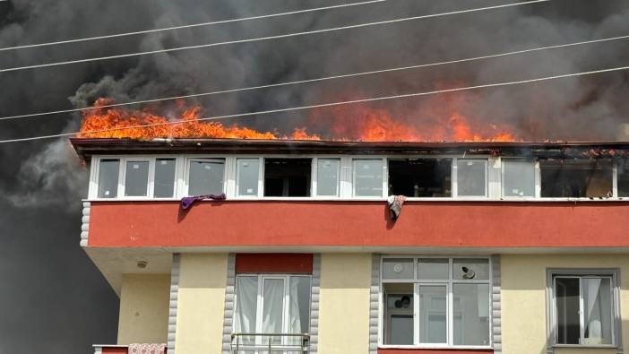 Tekirdağ'da 2 binanın çatı katı alev alev yandı