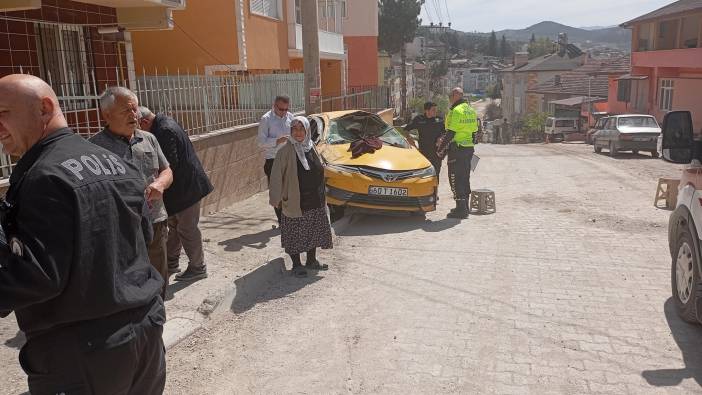 Yokuş aşağı inen taksi takla attı 'Yaşlı kadın yaralandı'