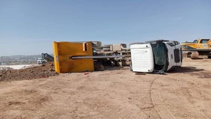 Hafriyat kamyonu devrilmesi sonucu 1 kişi yaralandı
