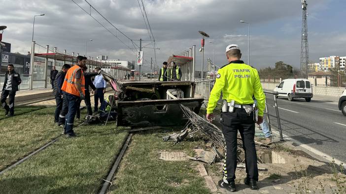 Kayseri'de otomobil tramvay durağına çarptı